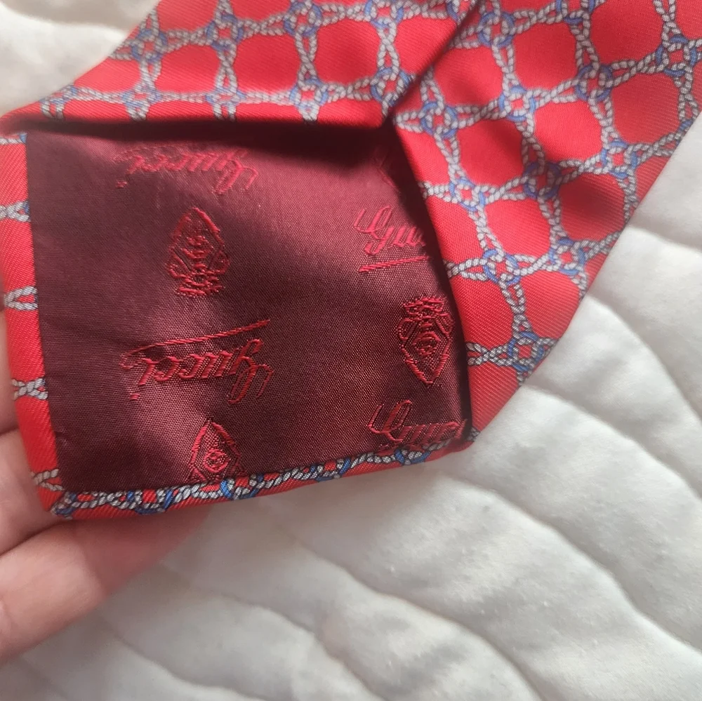 Elegant Red Patterned Tie